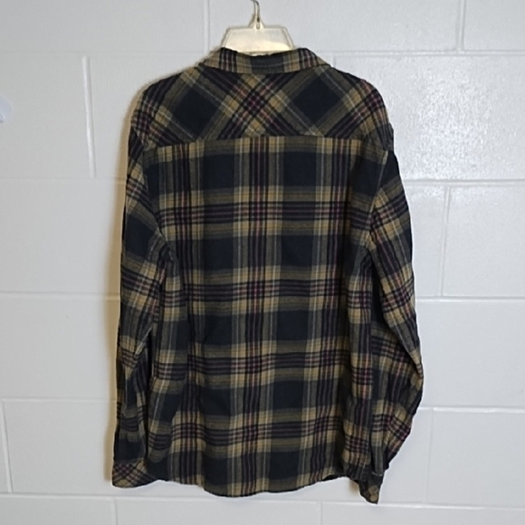 Billabong Casual Button-Down Flannel Shirt in Black & Tan - Picture 8 of 9